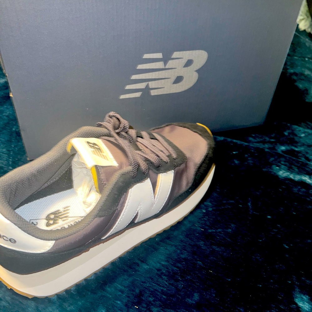 Women’s new balance, new in box size 10